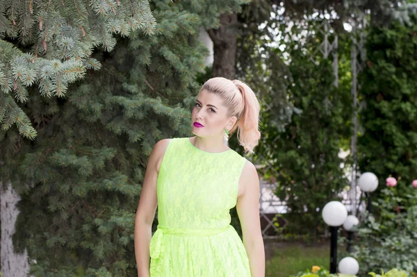 Belle Femme Dans Une Robe Verte Dans Parc Thème Belles — Photo