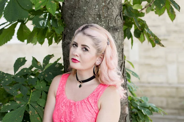 Портрет Яркой Блондинки Розовому Дерева Тема Красивых Ярких Женщин — стоковое фото