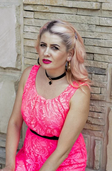 タイル張りの壁 夏に美しい明るい女性のテーマでピンクのドレスの女性の肖像画 — ストック写真