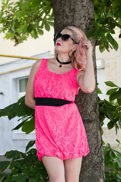 ピンクのドレス 美しい明るい女性のテーマでセクシーな女性の肖像画 — ストック写真
