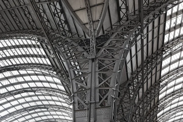 铁屋顶建设的主要车站 法兰克福我主要 — 图库照片