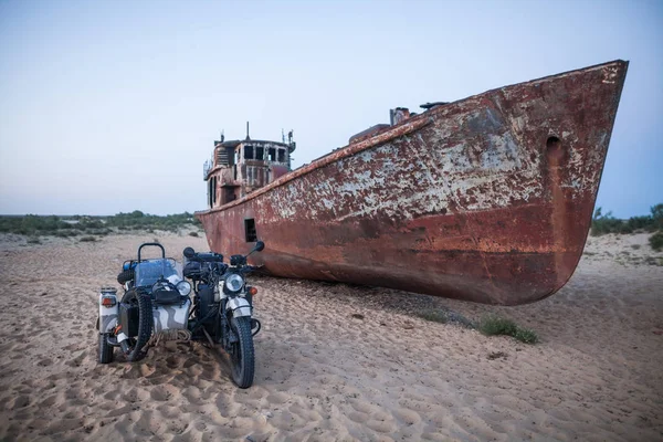 Color Image Wrecked Ship Sidecar Motorcycle Former Banks Aral Sea — Stock Photo, Image