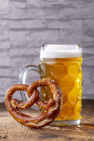 Bayerisches Bier Und Eine Brezel — Stockfoto