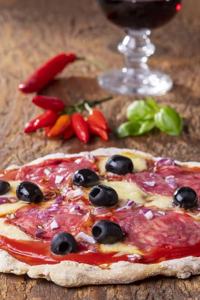 Eine Pizza Mit Wein Überblick — Stockfoto