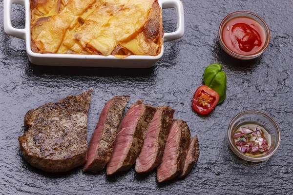 Steak Plátcích Bramborovým Gratinem — Stock fotografie