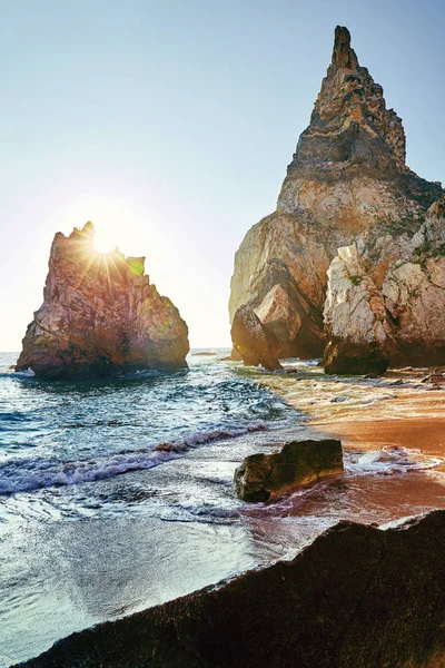 Παραλία Ursa Ακτογραμμή Πέτρες Φόντο Ήλιο Λάμπει Λισαβόνα Πορτογαλία — Φωτογραφία Αρχείου