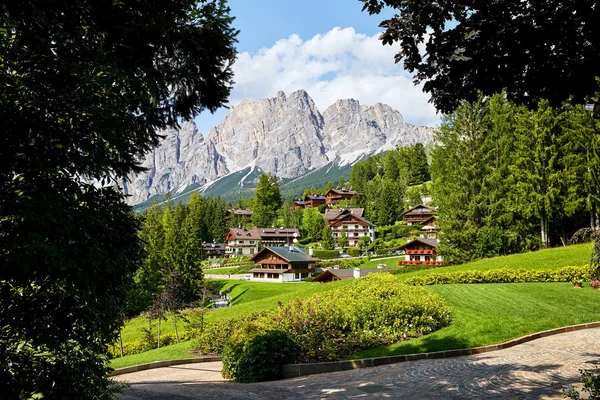 Cortina Ampezzo Πόλη Στο Φως Της Ημέρας Βουνά Στο Βάθος — Φωτογραφία Αρχείου