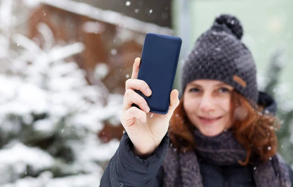 Жінка Приймає Селфі Снігу — стокове фото