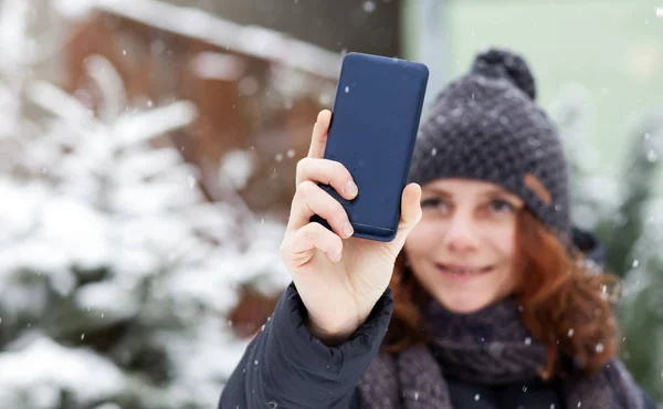 Жінка Приймає Селфі Снігу — стокове фото