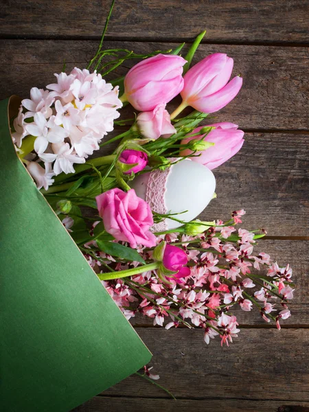 Hromada Jarních Květin Velikonočním Vejcem Starém Ošuntělém Dřevě Pozadí — Stock fotografie