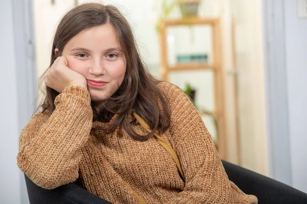 Retrato Una Hermosa Joven Adolescente Sentada Sillón — Foto de Stock