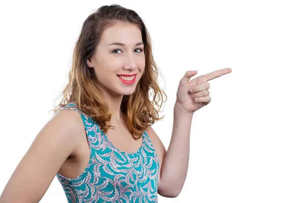 Lächelnde Junge Attraktive Frau Die Mit Dem Finger Auf Copyspace — Stockfoto