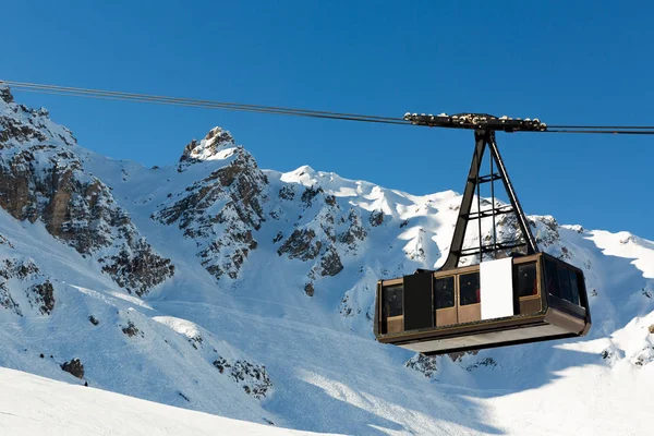 Seilbahn Auf Das Skigebiet Frankreich Wunderschöne Winterlandschaft Und Schneebedeckte Berge — Stockfoto