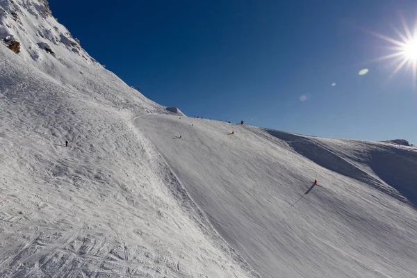 Κορυφή Του Λόφου Χιονισμένη Στο Χιονοδρομικό Κέντρο Σκι Στο Βουνό — Φωτογραφία Αρχείου
