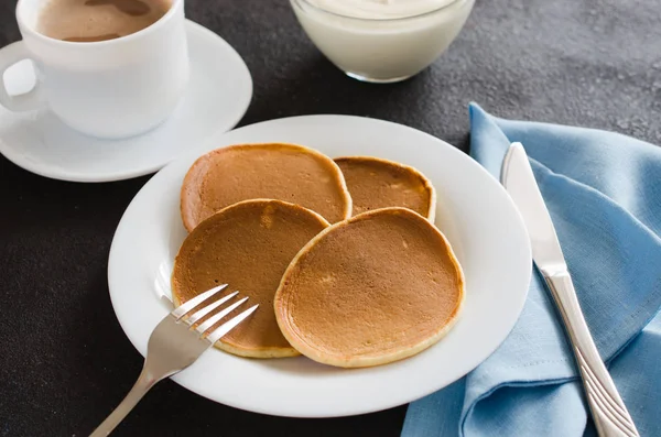 健康的な朝食 自家製の古典的なアメリカのパンケーキ ミルクとコーヒーのカップ — ストック写真