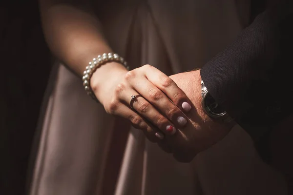 Χέρια Νύφη Και Γαμπρό Θολή Φόντο — Φωτογραφία Αρχείου