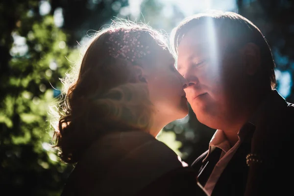 Braut Und Bräutigam Vor Dem Hintergrund Von Bäumen Und Waldsonne — Stockfoto