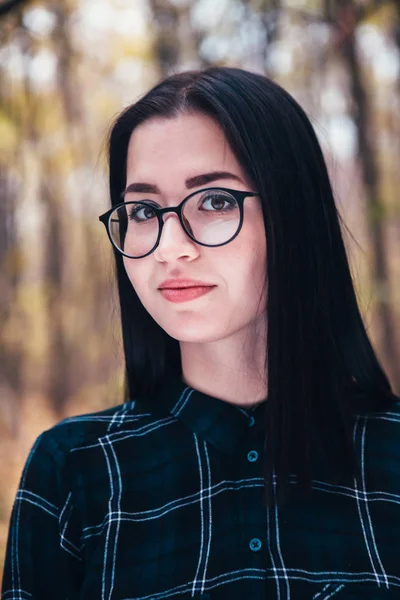 Sonbahar Ormanındaki Genç Bir Kadının Portresi — Stok fotoğraf