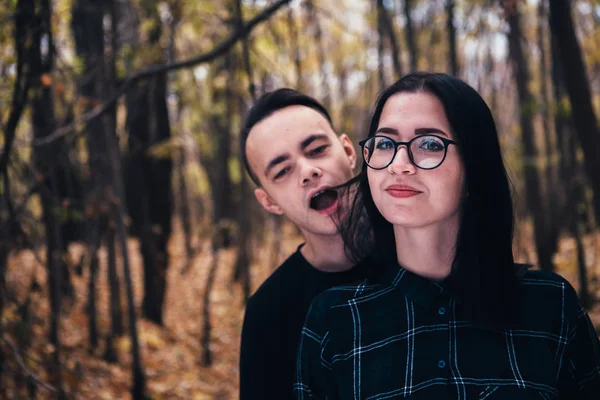 Homem Mulher Floresta Outono — Fotografia de Stock