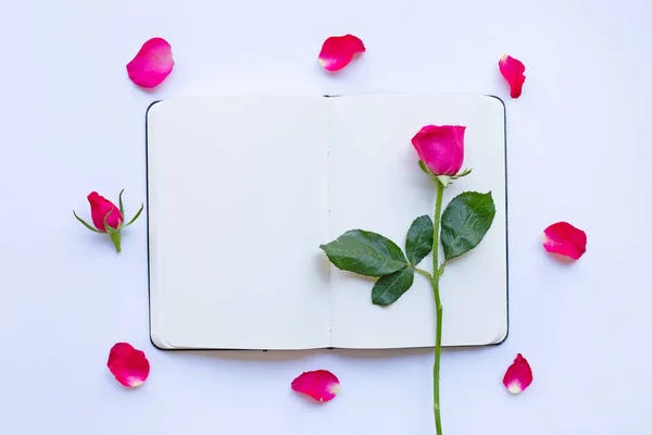 Dagboek Notitieboekje Met Roos Witte Achtergrond Concept Voor Valentijnsdag — Stockfoto