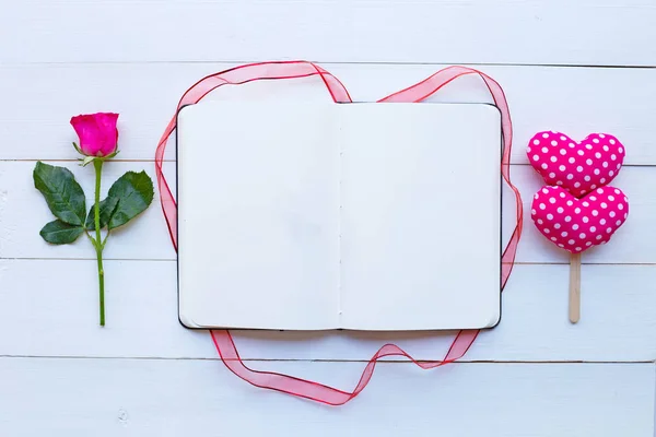 Dagboek Laptop Met Rose Valentijnsdag Harten Witte Houten Achtergrond Concept — Stockfoto