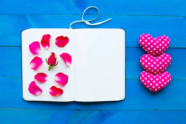 Dagboek Laptop Met Rose Valentijnsdag Harten Blauwe Houten Achtergrond Concept — Stockfoto
