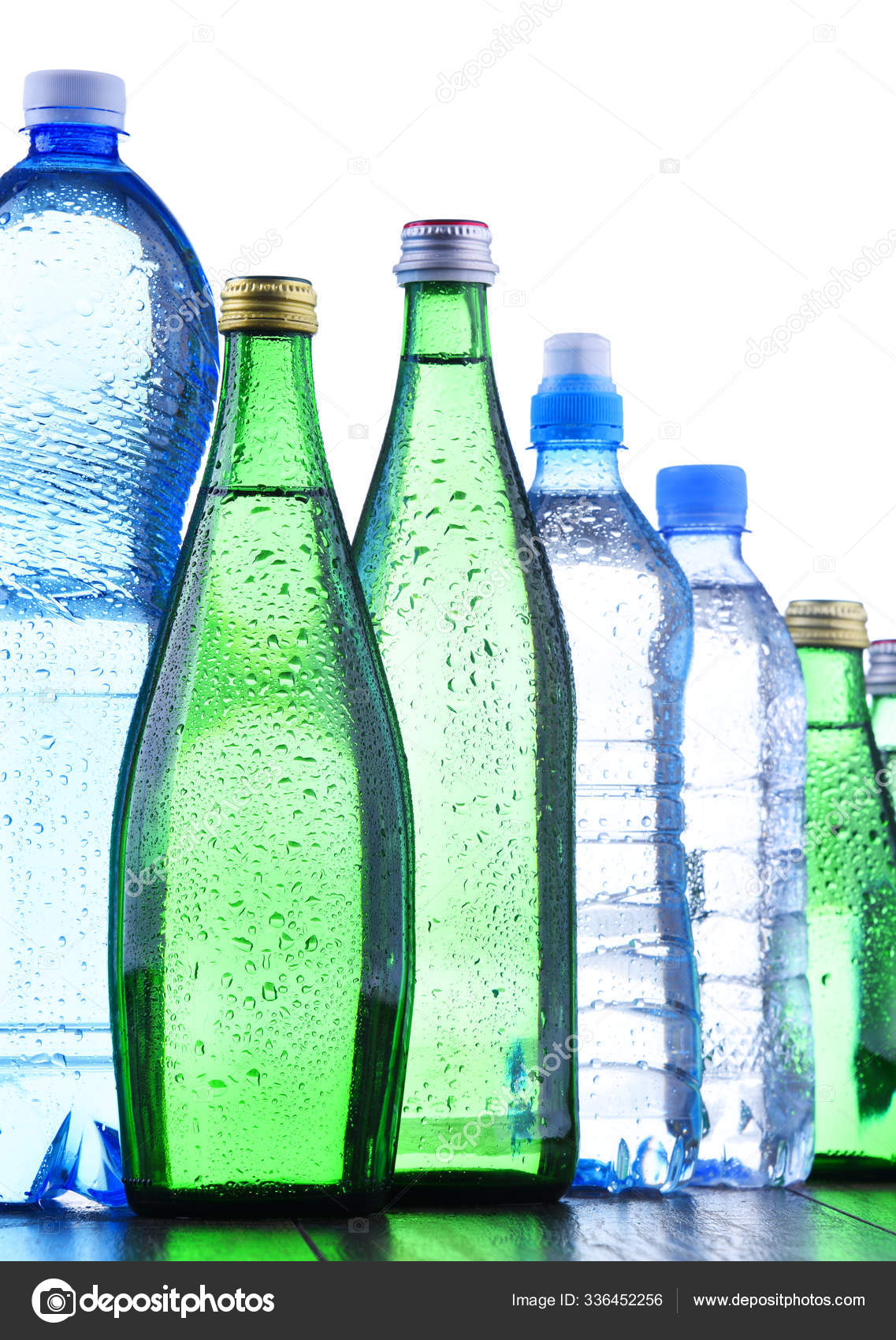 Composição Com Diferentes Tipos Garrafas Contendo Água