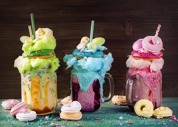 Freakshakes Med Munkar Och Sockervadd — Stockfoto