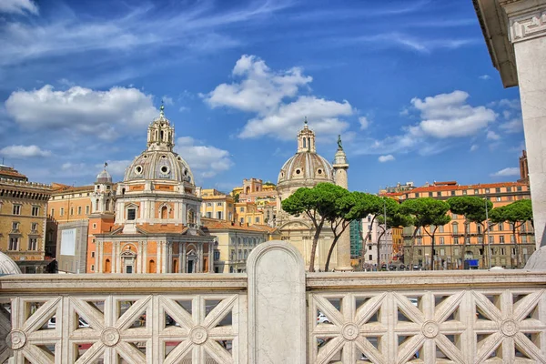 Roma Itália Coluna Trajano Cúpulas Próximas Das Igrejas Vistas Altar — Fotografia de Stock