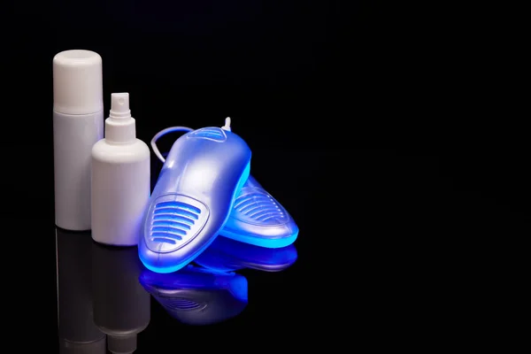 带紫外线灭菌的电鞋烘干机 黑色底座 复印空间 鞋用除臭剂和防霉剂 鞋子护理产品 健康的脚的概念 — 图库照片