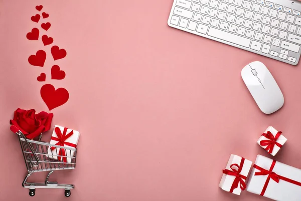 Carro Compra Teclado Ratón Computadora Cajas Regalo Flores Corazones Rojos — Foto de Stock