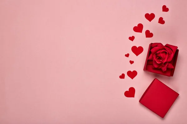 コピースペース付きピンクの背景にバラと赤の装飾的な心とギフトボックス 最上階だ バレンタインデーカード ロマンチックなグリーティングカード 結婚式の招待状のデザイン要素 — ストック写真