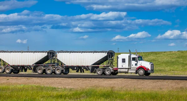 Edmonton Alberta Kanada Czerwca 2018 Ciężarówki Autostradzie — Zdjęcie stockowe