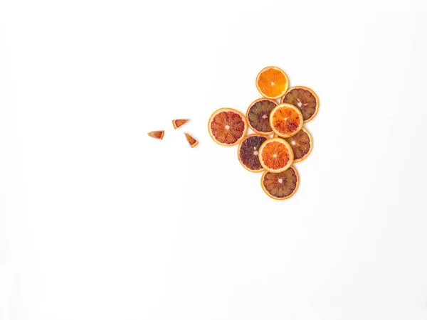Muchas Rodajas Frescas Naranjas Sanguíneas Encuentran Bellamente Dispuestas Sobre Fondo — Foto de Stock