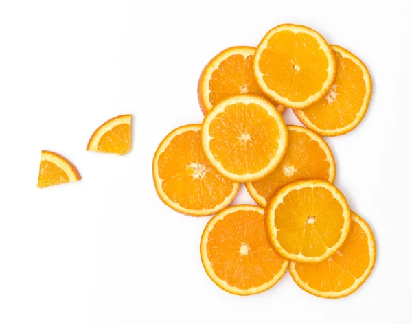 Много Свежих Слайсов Оранжевого Лежат Белом Фоне — стоковое фото