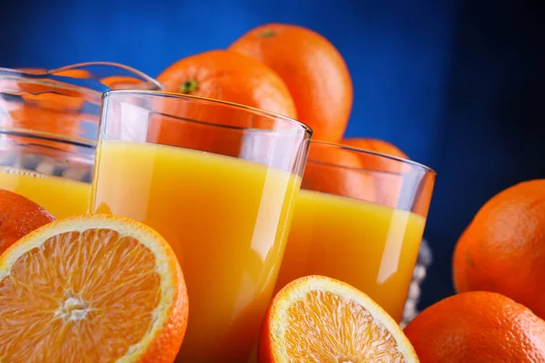 Gläser Mit Frisch Gepresstem Orangensaft Und Früchten — Stockfoto