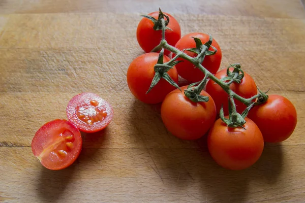 Tomates Sobre Tábua Corte — Fotografia de Stock