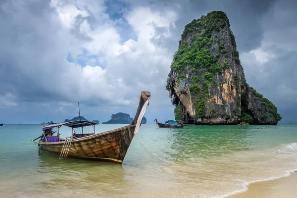 泰国甲米 Phra Nang 海滩上的长尾船 — 图库照片
