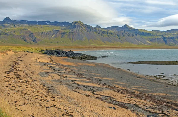 Golden Sand Beach Lawy Góry Pobliżu Budir Islandii Półwyspie Snæfellsnes — Zdjęcie stockowe