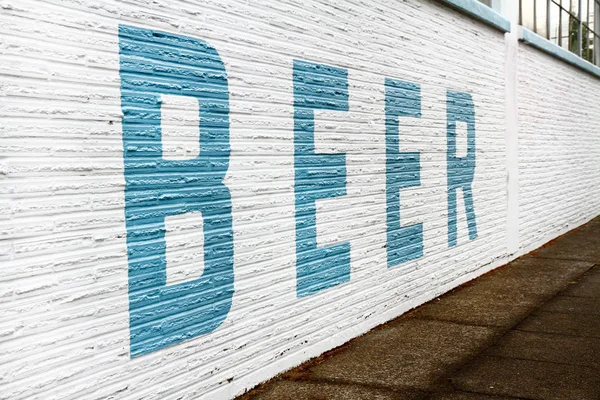 Giant Blue Letter Painted Sign Spelling Beer White Brick Wall — Stock Photo, Image