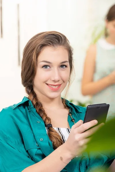 Una Mujer Joven Bonita Con Pelos Largos Usando Teléfono Inteligente — Foto de Stock