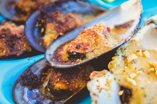Gericht Aus Austern Und Muscheln Gekocht Und Roh Auf Einem — Stockfoto