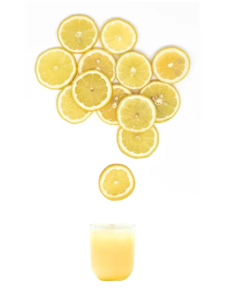 Glass Fresh Healthy Lemon Juice Standing Many Lemon Slices White — Stock Photo, Image