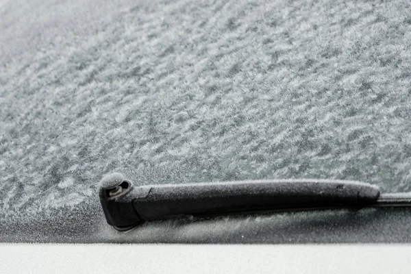 冬に完全に氷で覆われた車のフロントガラスワイパー — ストック写真