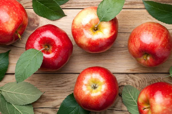 Manzanas Rojas Con Hojas Verdes Sobre Mesa Madera Vista Superior — Foto de Stock