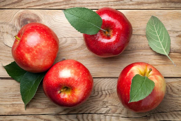 Rote Äpfel Mit Grünen Blättern Auf Dem Holztisch Ansicht Von — Stockfoto