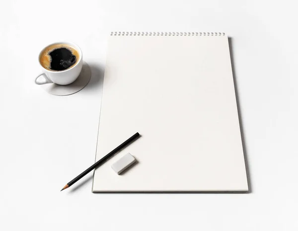 空白相册 用于绘画 咖啡杯 铅笔和橡皮擦在纸背景 — 图库照片