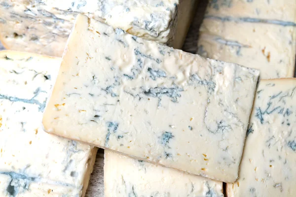 Gorgonzola奶酪作为市场背景 — 图库照片