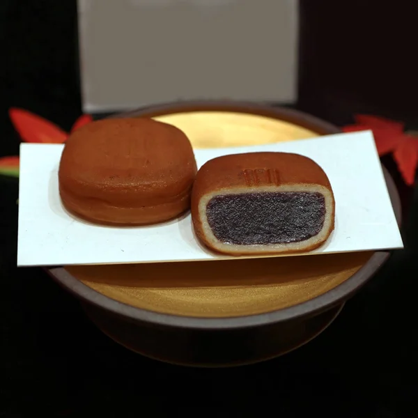 Влажный Японский Торт Наполненный Сладкой Фасолью — стоковое фото