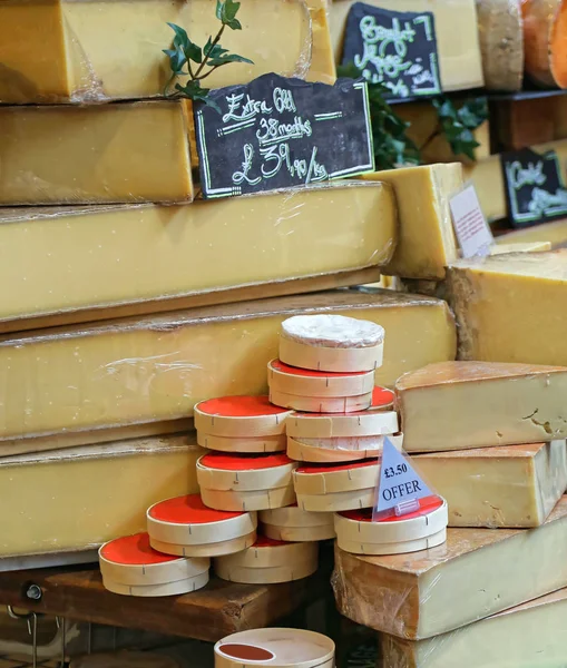 市場での販売のための熟成チーズの選択 — ストック写真